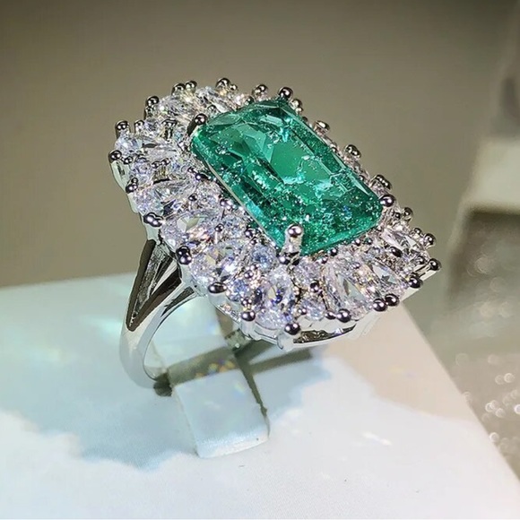 Green Pariba Statement Ring - Picture 6 of 8